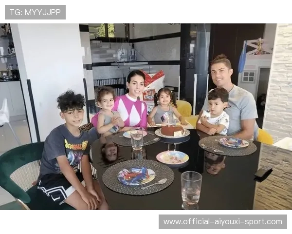 C罗被曝在私生活圈帮助多名退役球员，善举陆续被披露