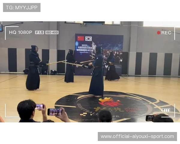 剑道选手拔刀那刻全场安静宛如古战场